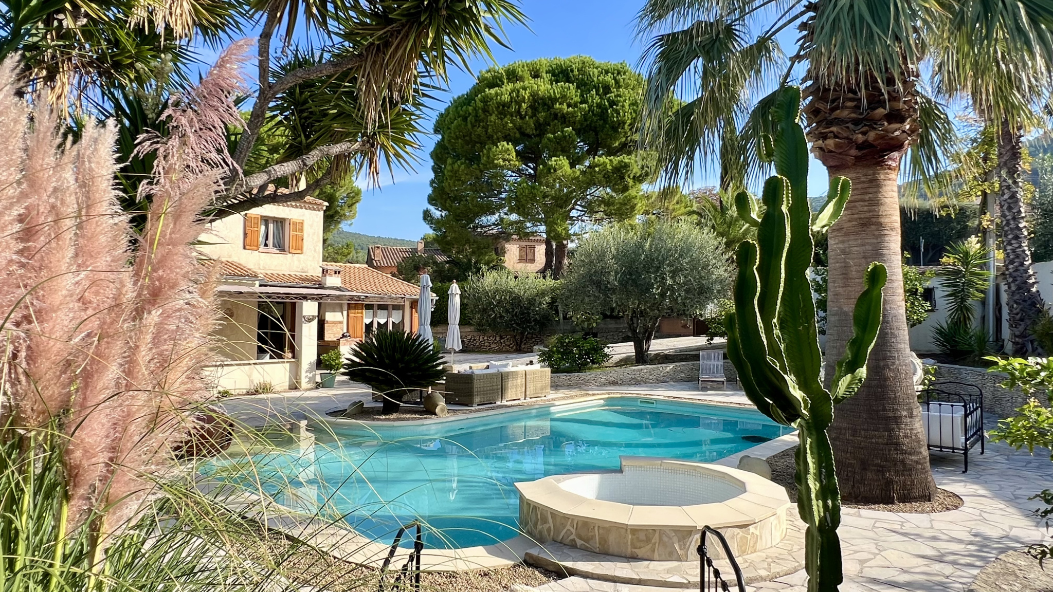 Dans un écrin de verdure