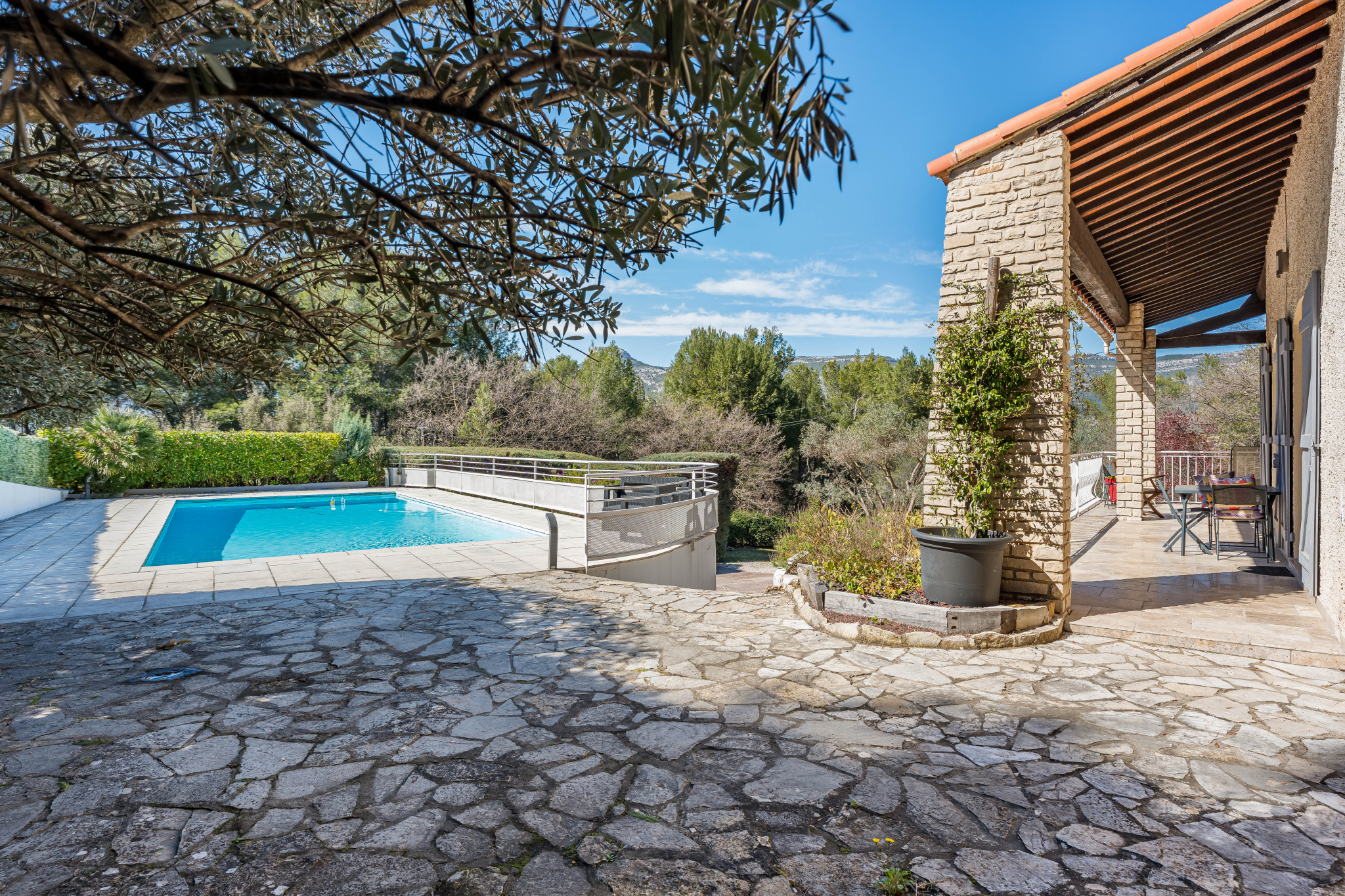 13400 AUBAGNE - Villa type 6 avec vue piscine cadre campagne