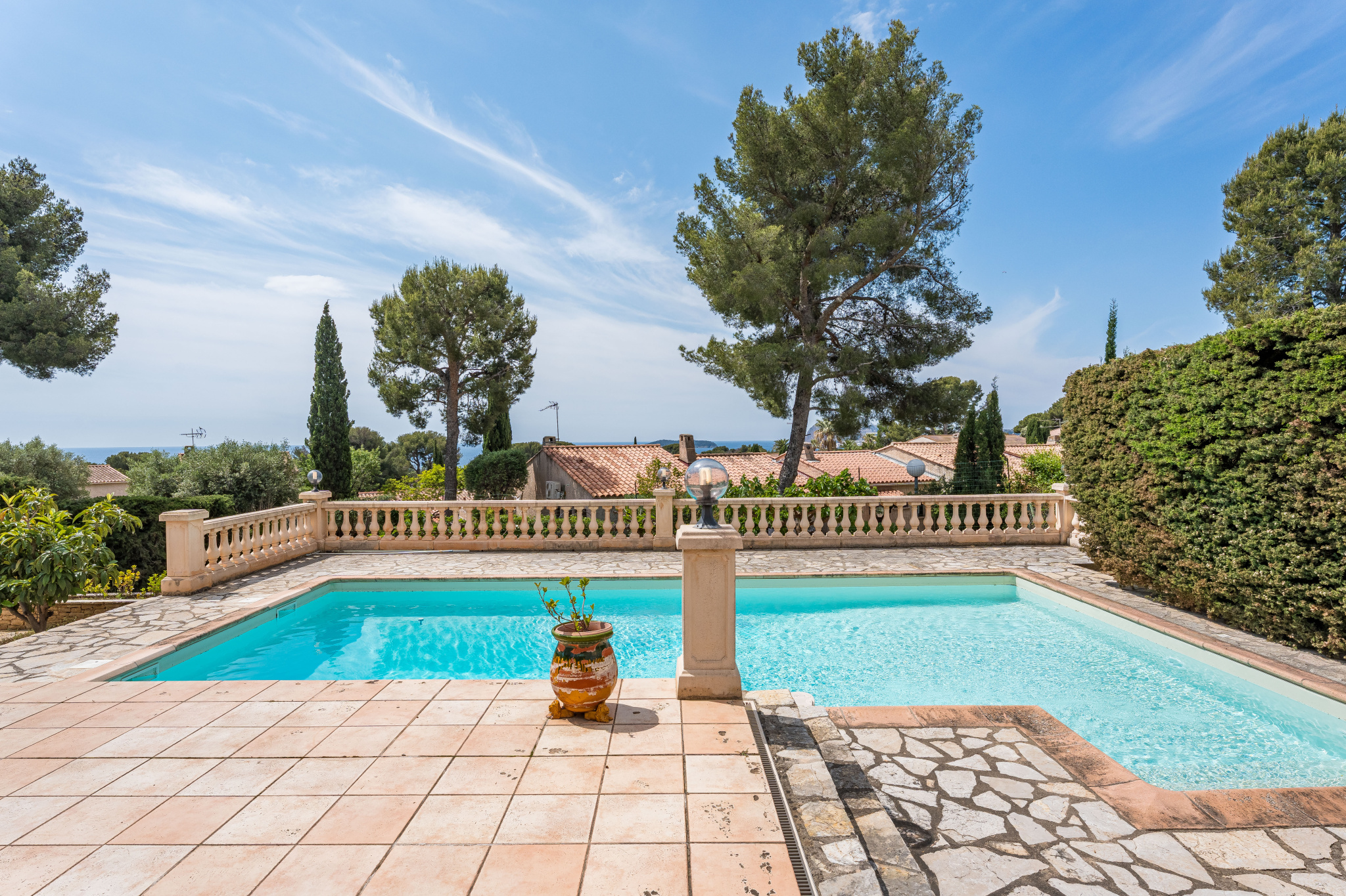 Vue mer panoramique & potentiel d’agrandissement   Maison provençale au calme absolu