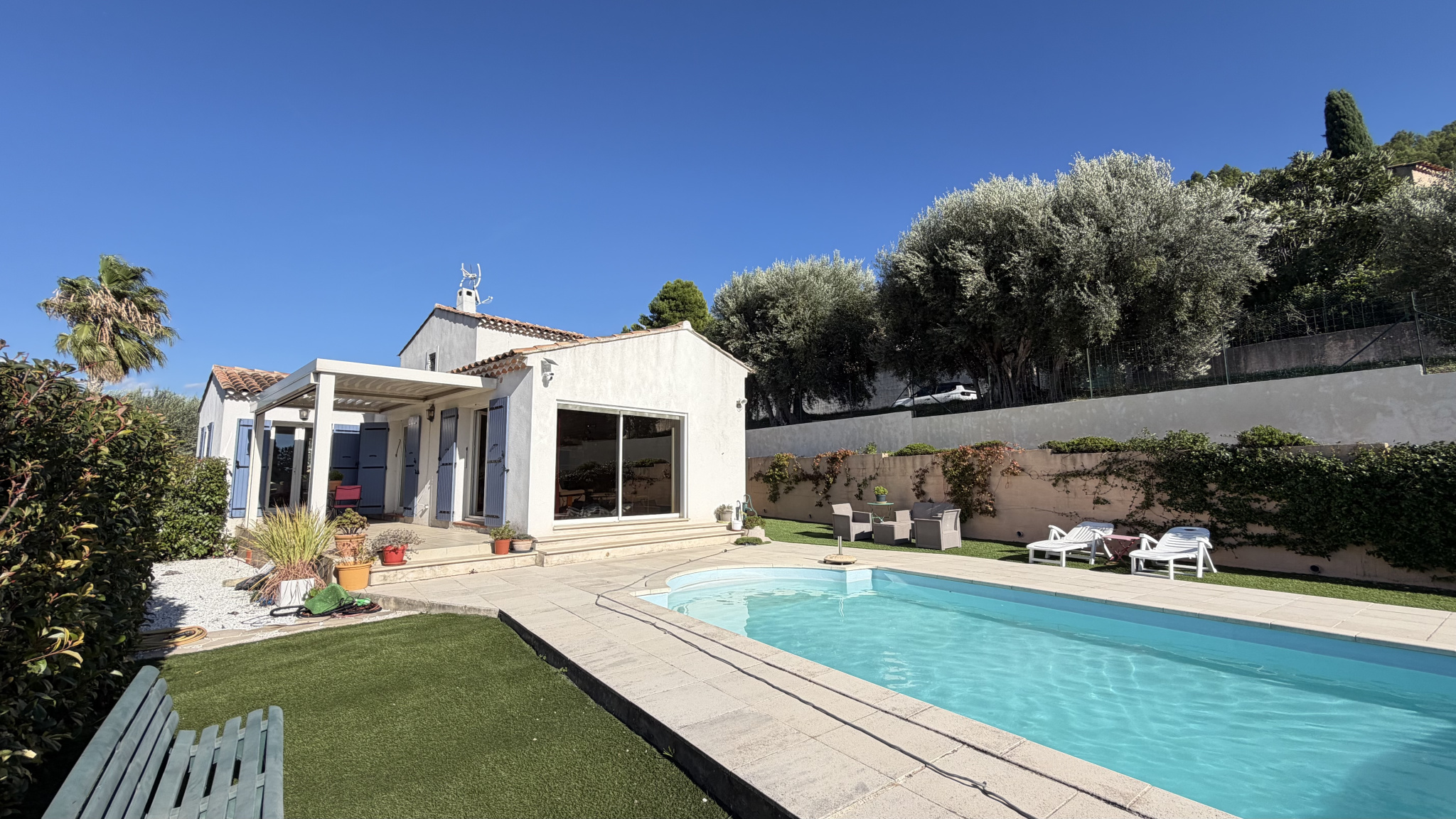 Villa lumineuse avec vue dégagée et piscine.