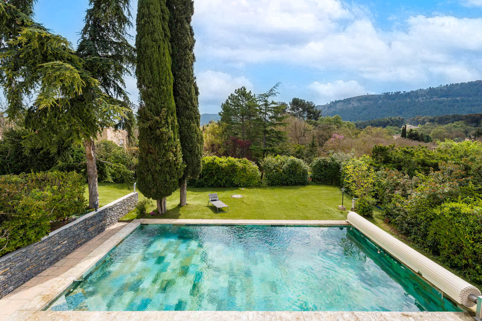 Contemporaine et charme dans un écrin de verdure