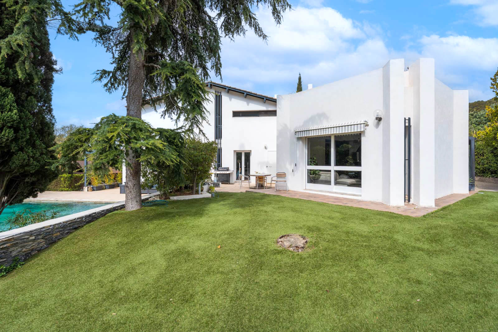 Contemporaine et charme dans un écrin de verdure