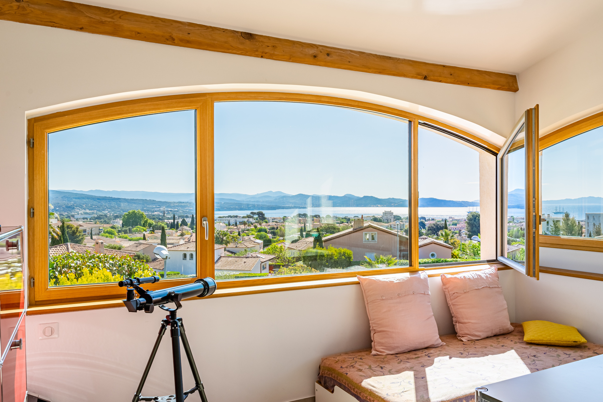 Situation dominante, vue mer, calme et proximité calanques