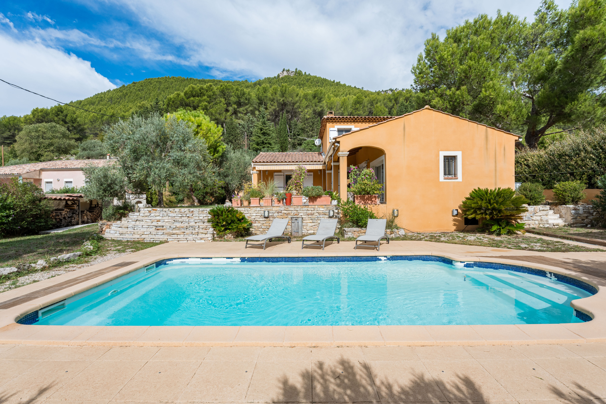 Maison familiale T6 R+1 avec terrain et piscine proche centre du village