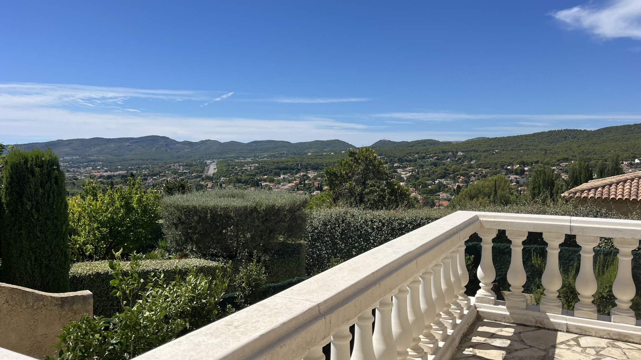 MAISON DE PLAIN-PIED AVEC PISCINE