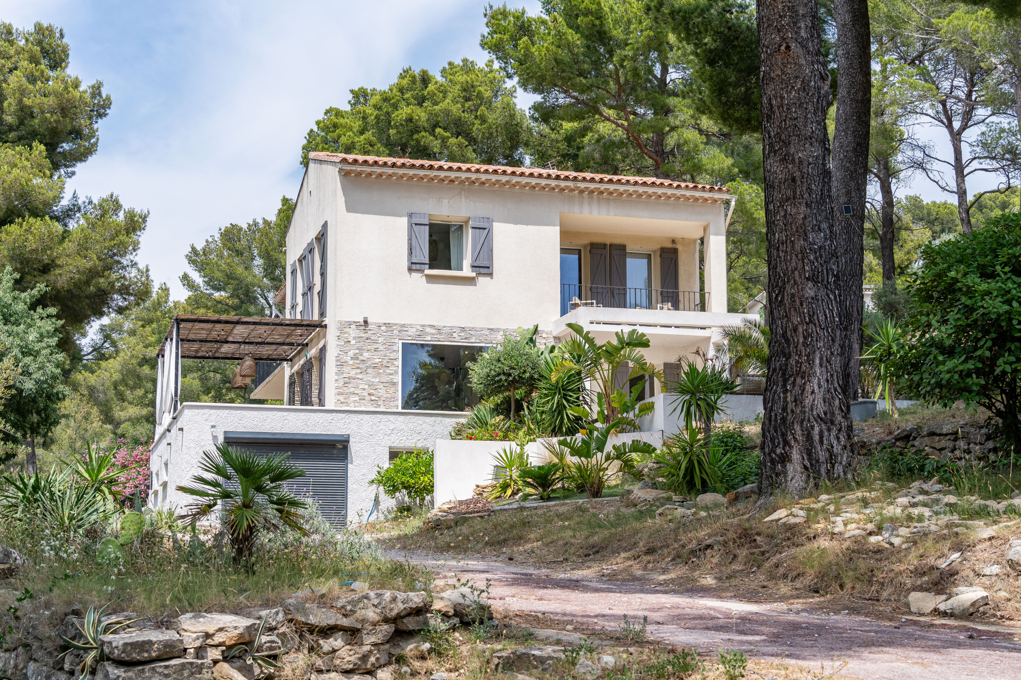 Superbe maison familiale rénovée avec dépendance, piscine et vue dégagée