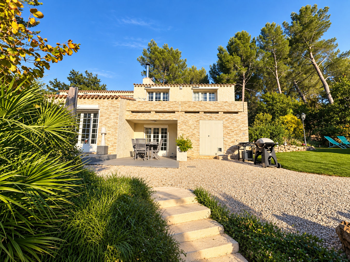 Villa d'exception de 230 m2 avec piscine, vue imprenable sur le Garlaban et terrain de 2 800 m2
