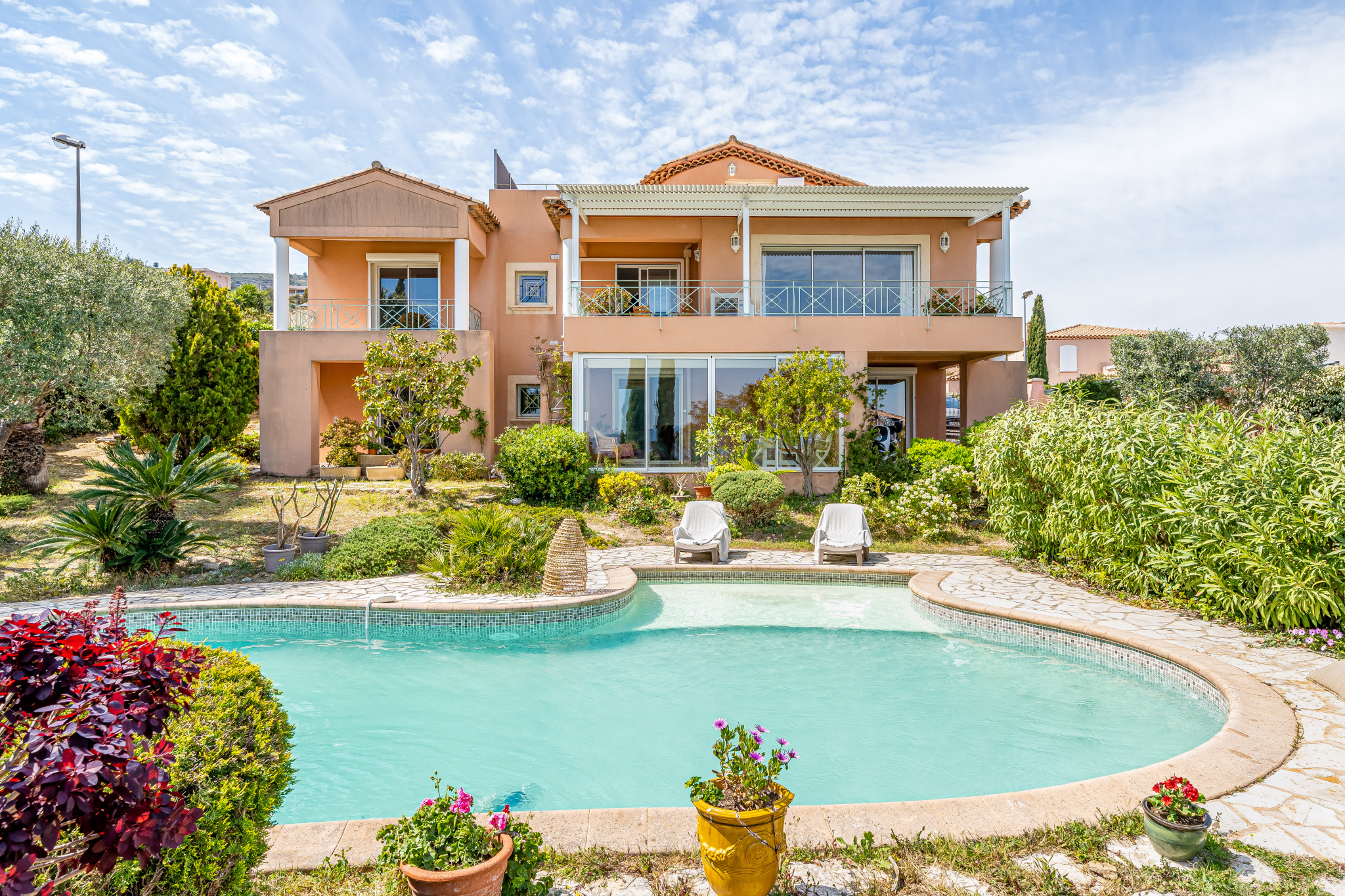 Superbe villa de construction traditionnelle avec vue mer, calme, piscine, garage