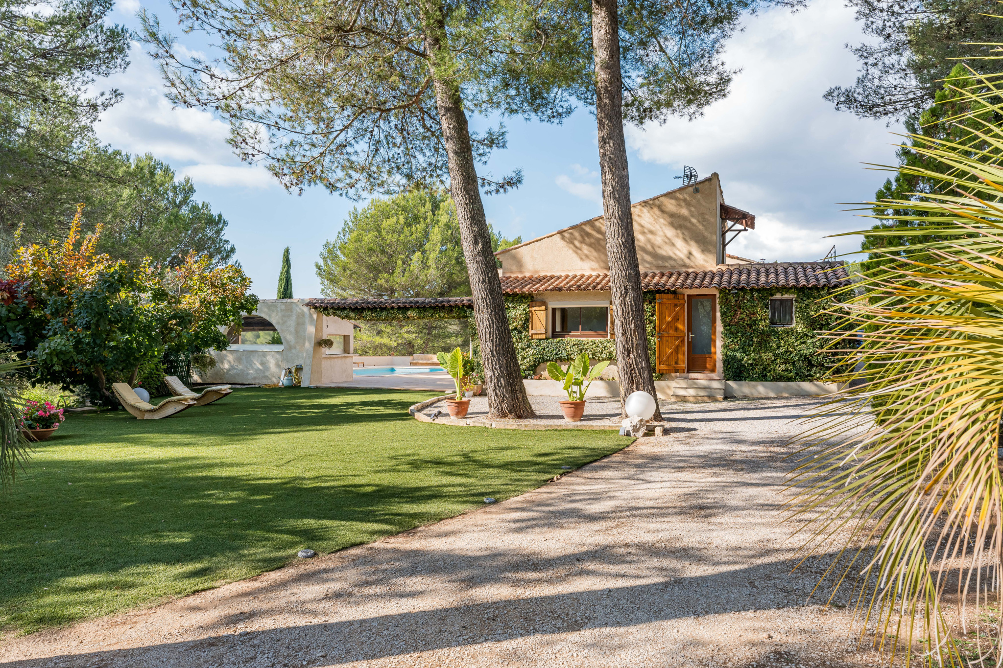 13720 LA BOUILLADISSE - Belle propriété avec vue et appartement indépendant
