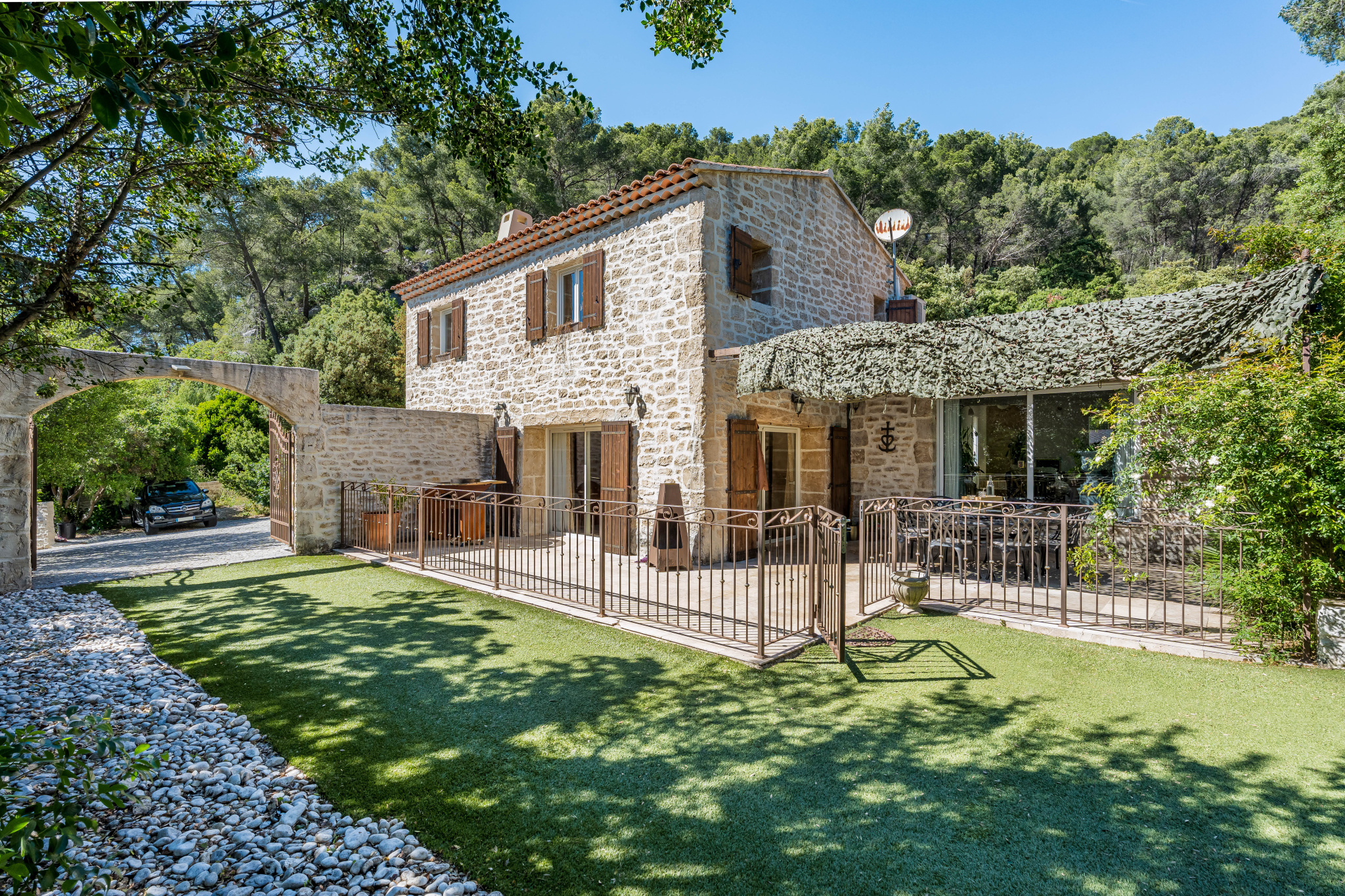 PROPRIETE UNIQUE SUR LA COMMUNE DE GEMENOS, CACHET, MODERNITE ET VOLUMES