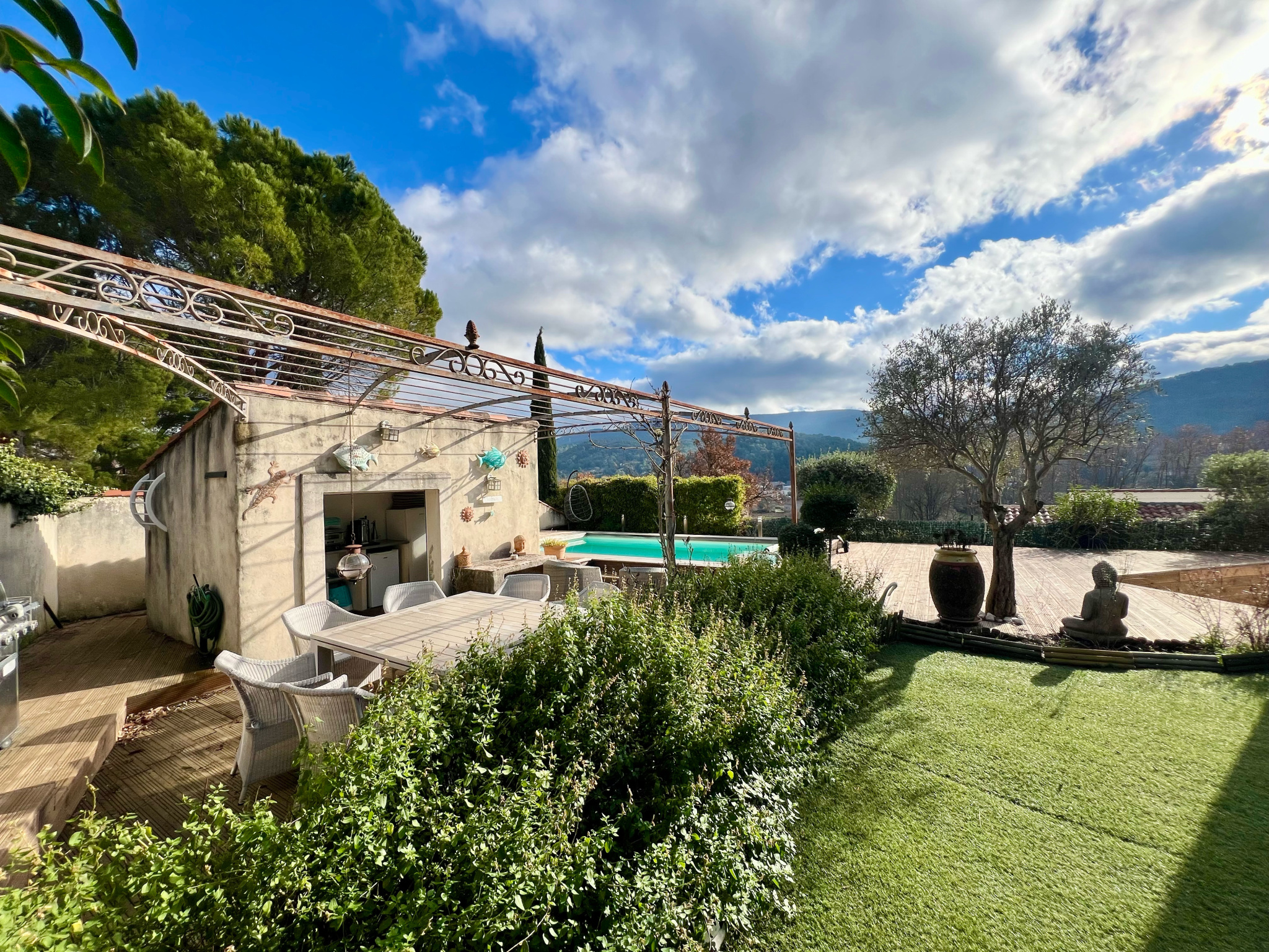 13390 AURIOL - Villa T7 sans travaux tout à pied avec vue et dépendance