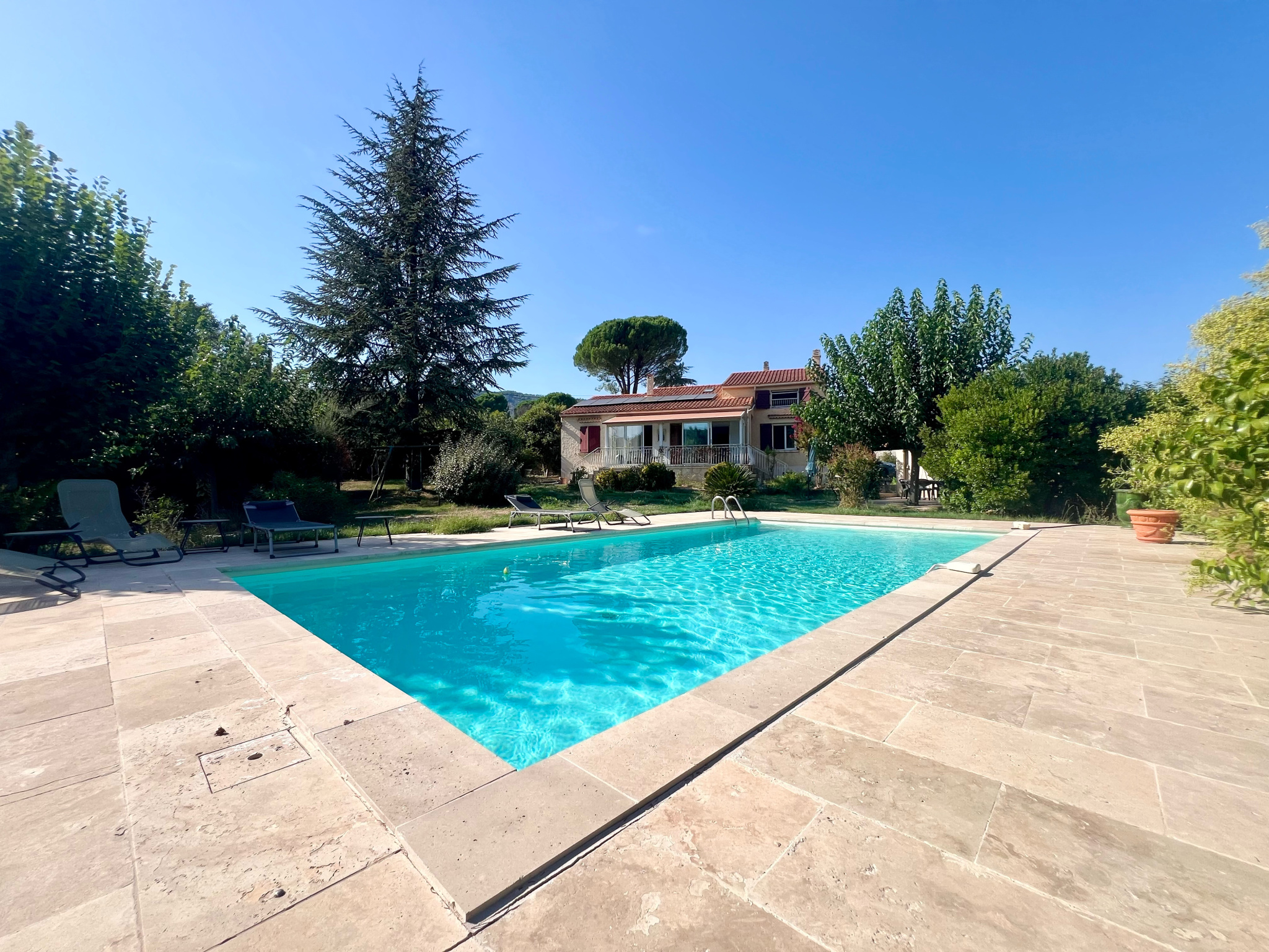 83640 SAINT ZACHARIE - Villa type 6 avce piscine vue collines