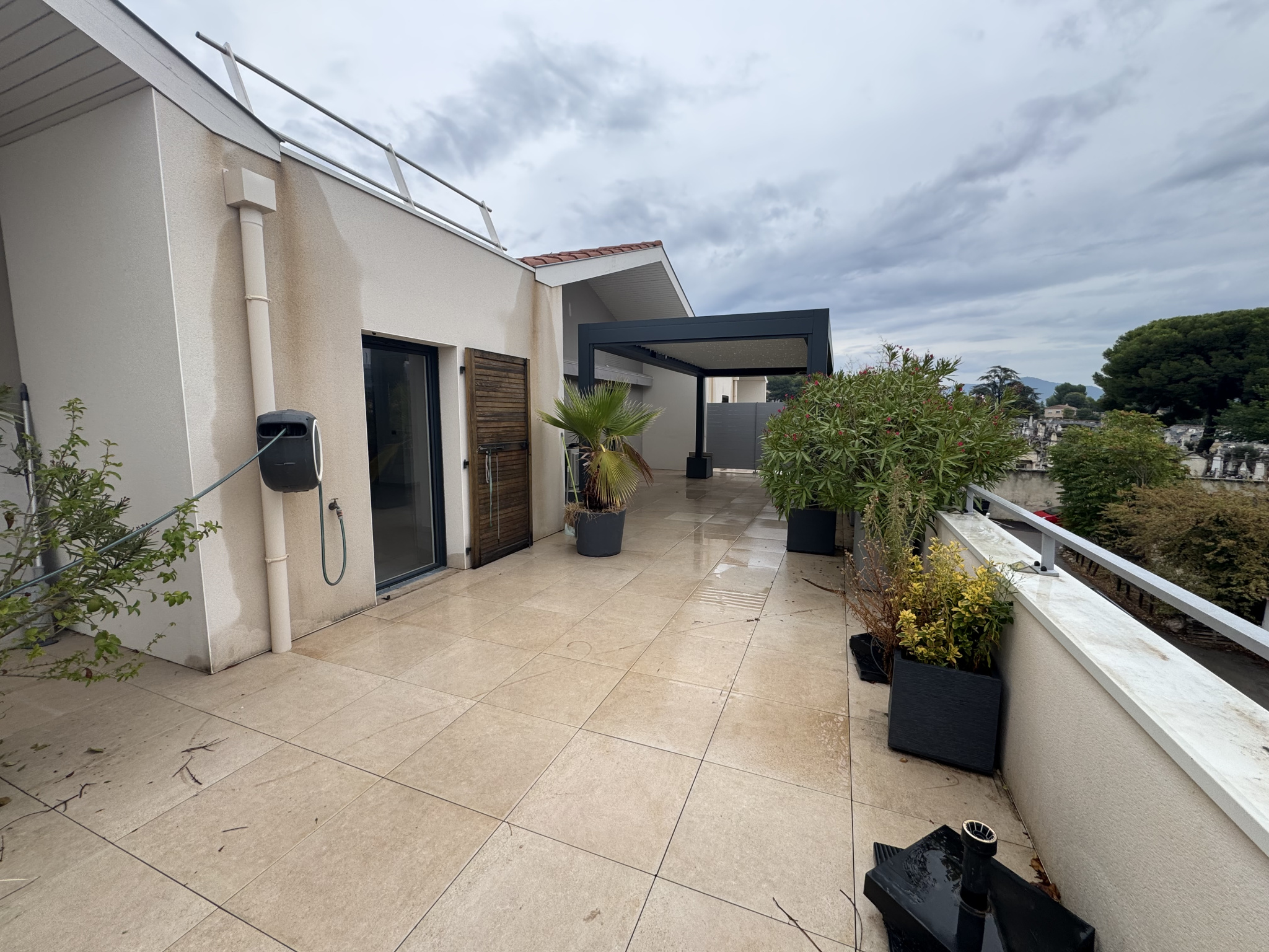 AUBAGNE   LES PASSONS   Rare : appartement de plus de 100 m2 avec terrasse de 100 m2 sans vis-à-vis