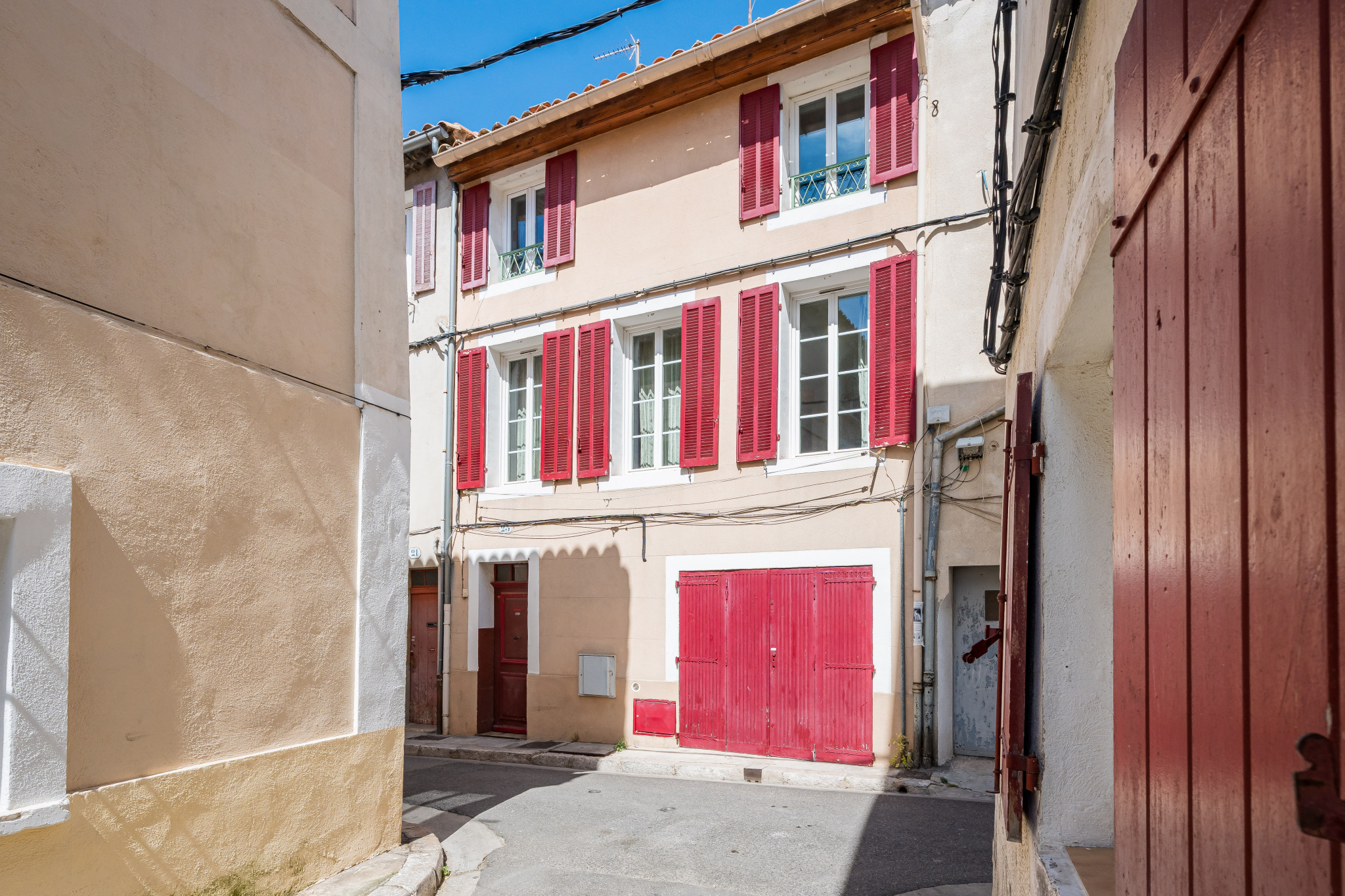 AUBAGNE CENTRE-VILLE   Charmante maison de ville avec terrasse, garage et caves