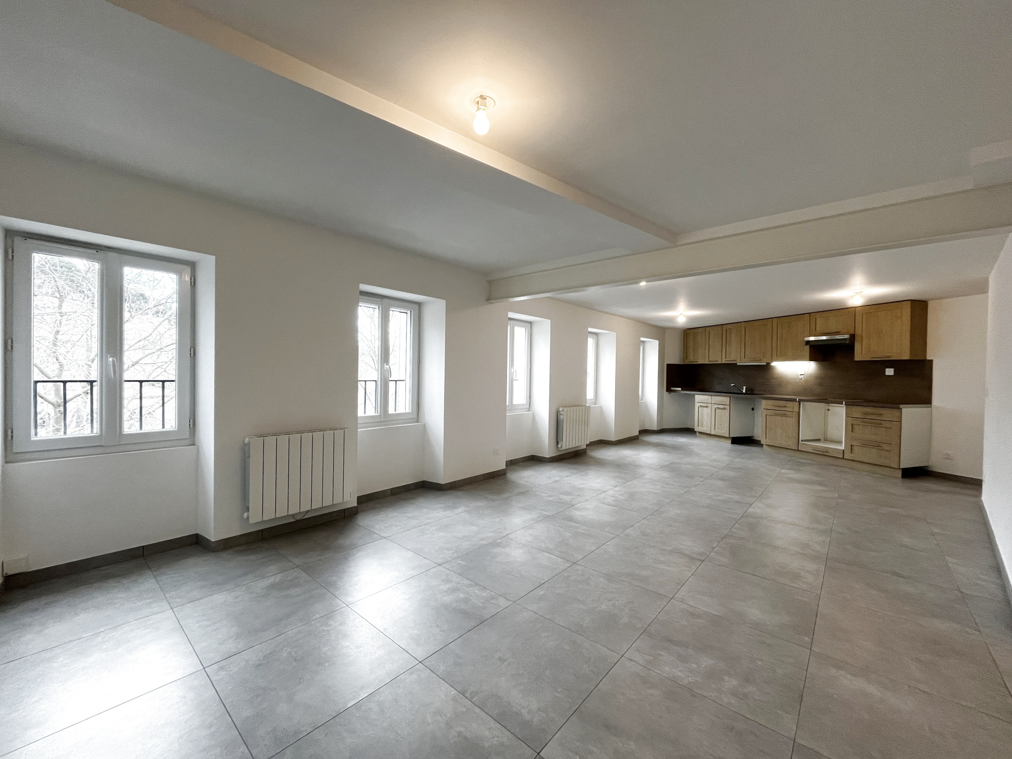 TRÈS BEL APPARTEMENT T3 RÉNOVÉ AU COEUR DE GÉMENOS !